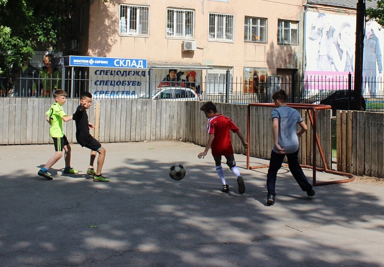 В Заводском районе проводятся занятия 
по физической культуре на дворовых спортивных площадках