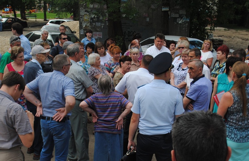 На встрече с жильцами обсудили ремонт во 
дворе дома по Тархова