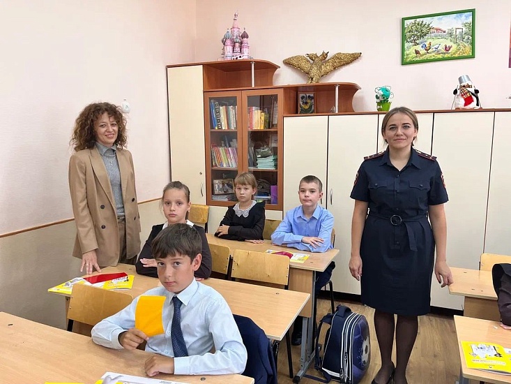 Сотрудники отдела пропаганды областного 
ГИБДД провели классный час с учениками школы 6