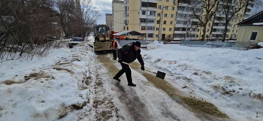 В городе ведется активная обработка тротуаров 
противогололедными материалами