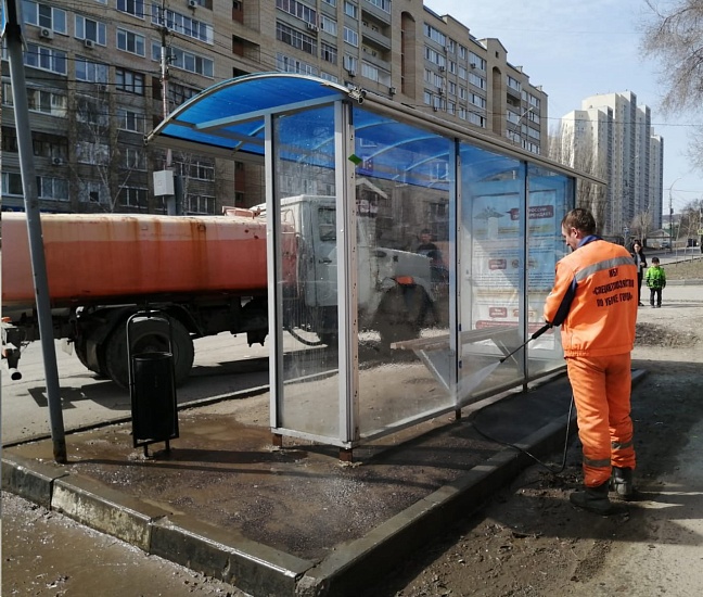 Продолжаются мероприятия по санитарной 
очистке остановочных павильонов и ограждений