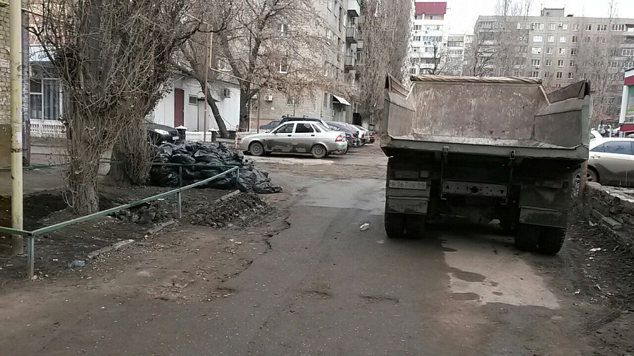 В Октябрьском районе благоустраивают дворовые 
территории