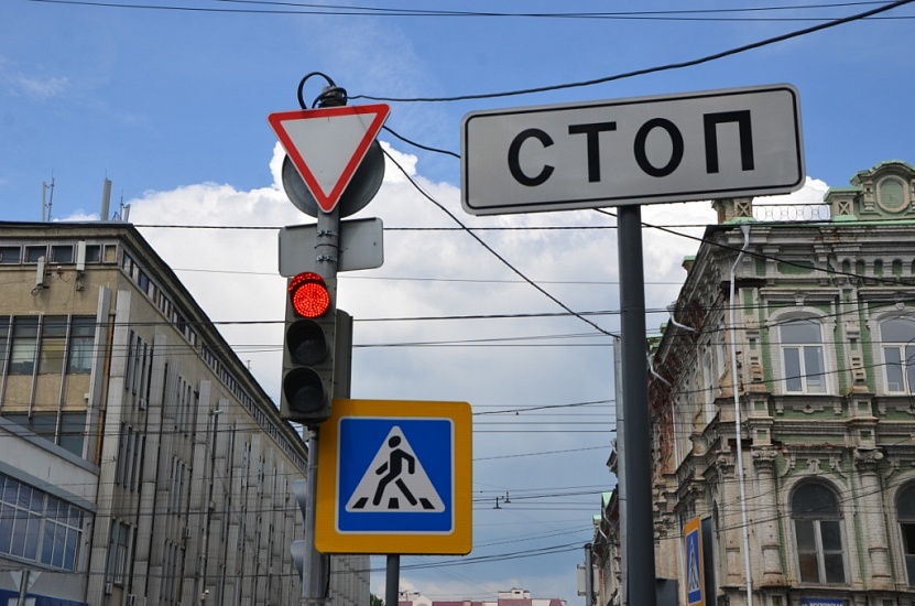 Для обеспечения безопасности дорожного 
движения в Саратове установят светофоры на 17 участках городских дорог