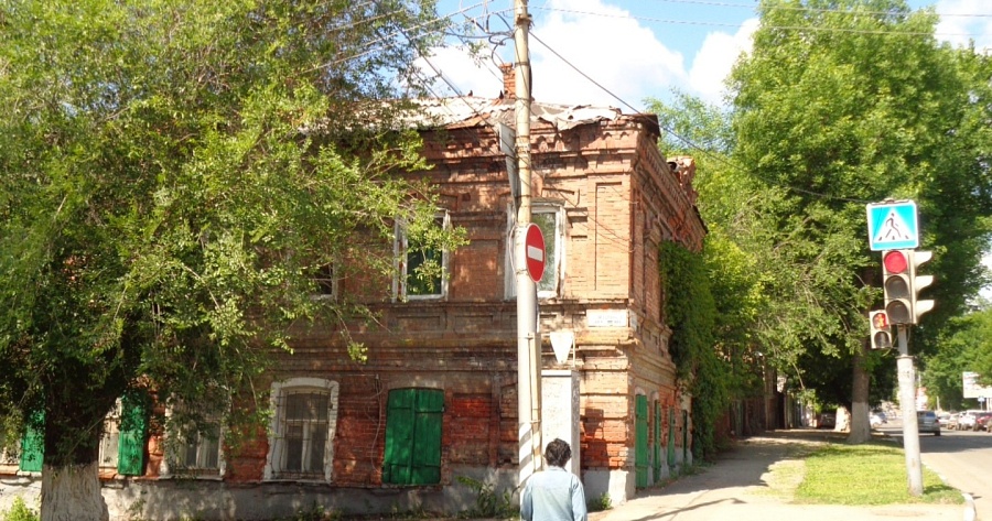 В Кировском районе демонтировали двухэтажный 
дом, признанный аварийным