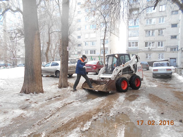 В Заводском районе продолжаются комплексные 
работы по очистке придомовых территорий от снега и наледи