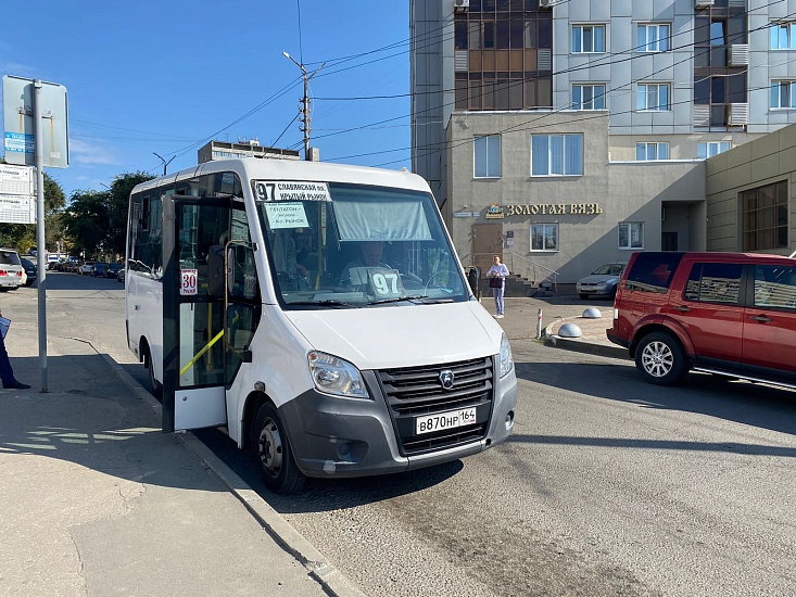 Сотрудники комитета дорожного хозяйства, 
благоустройства и транспорта администрации муниципального образования «Город Саратов» проверили работу общественного транспорта на конечном остановочном пункте «Славянская площадь»