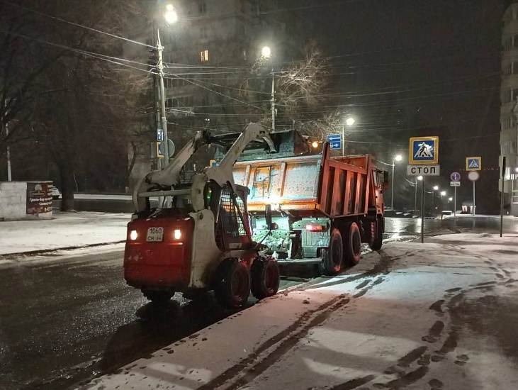 Коммунальные службы продолжают уборку 
снега и наледи