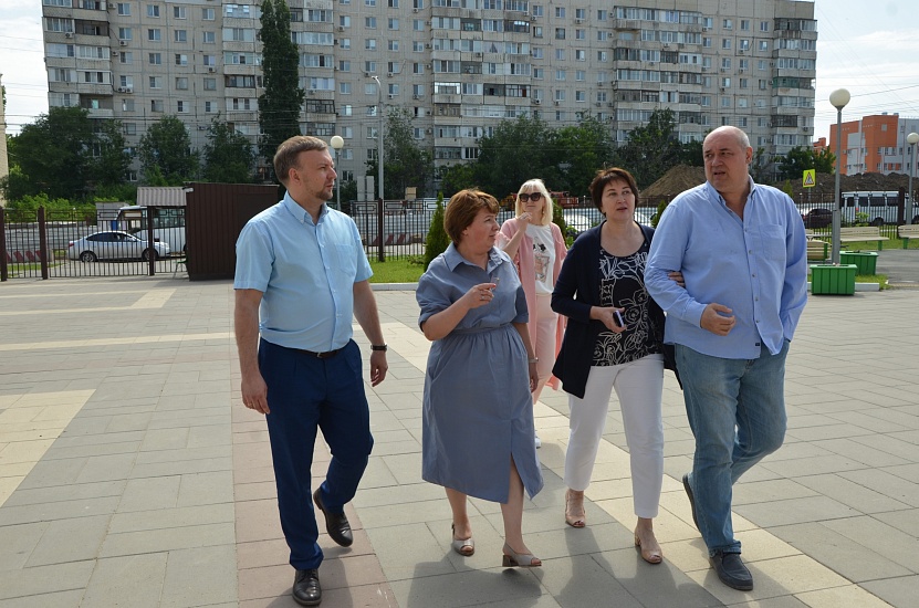 Сотрудники администрации совместно с представителями 
Саратовской Региональной Общественной Организации Инвалидов «Ты не один» посетили образовательные учреждения