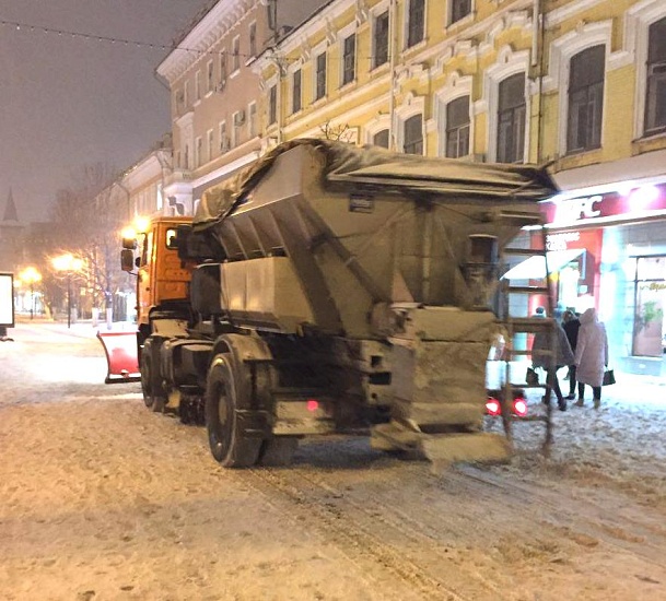 Более сотни единиц спецтехники будут расчищать 
город ночью