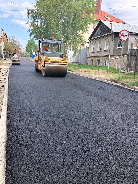 Ведется асфальтировка дороги к новой поликлинике 
в пос. Юбилейный