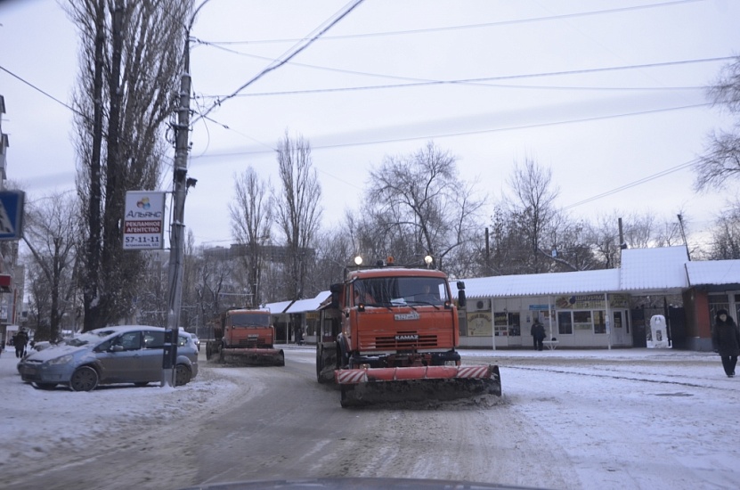 В выходные в Саратове полным ходом шла 
уборка снега