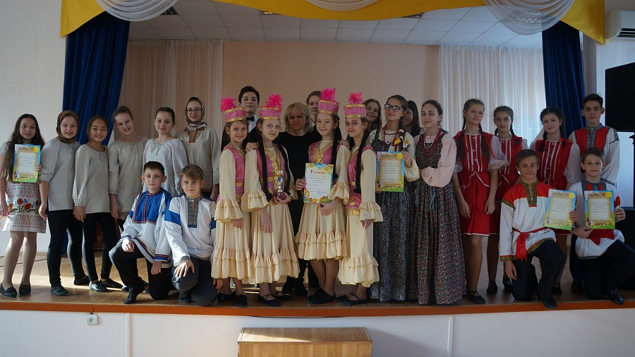 В гимназии Ленинского района прошел фестиваль 
«Народы России»