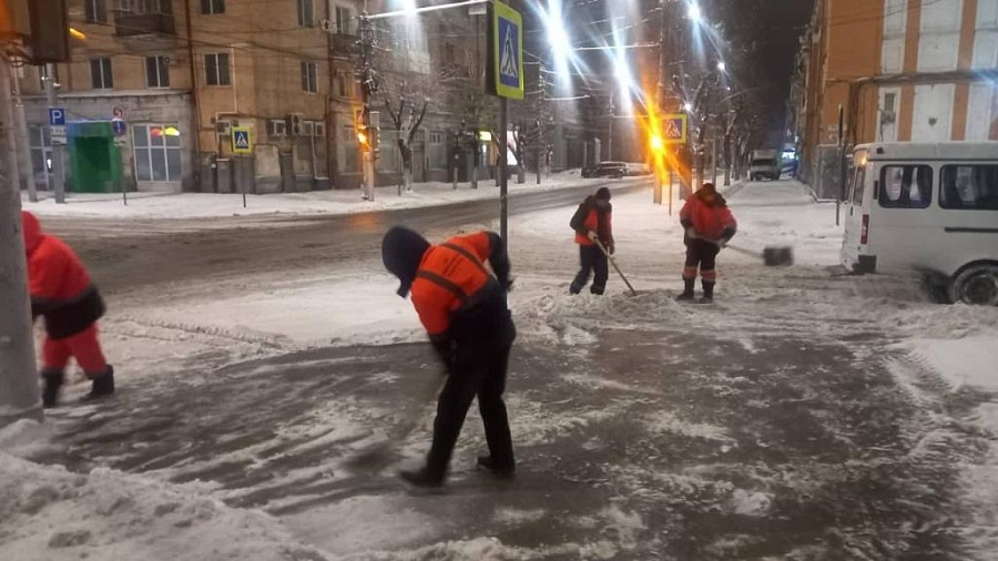 В областном центре продолжаются мероприятия 
по очистке территории от осадков, выпавших накануне