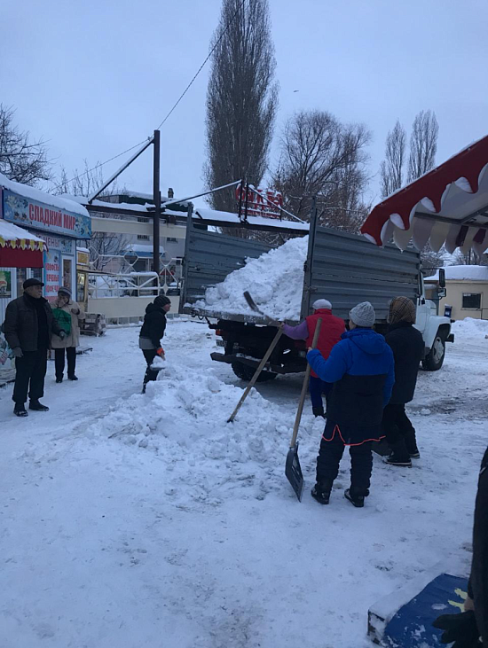 В Заводском районе продолжается круглосуточная 
уборка снега и наледи