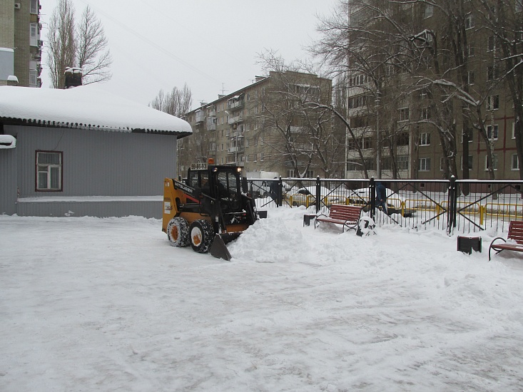 В выходные в Октябрьском районе вывезли 
порядка 1500 кубометров снега и наледи