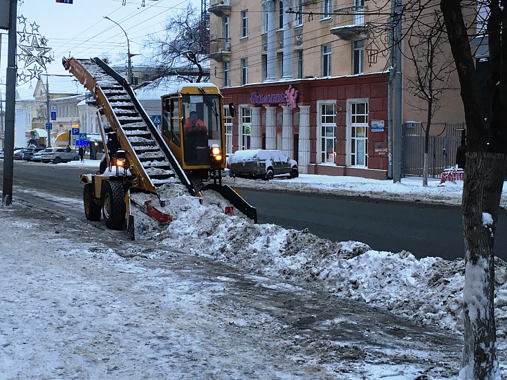 Улицы Саратова продолжают убирать от снежных 
масс