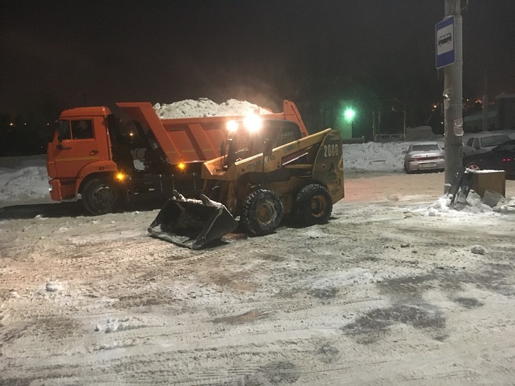 С улиц Октябрьского района круглосуточно 
вывозят снег