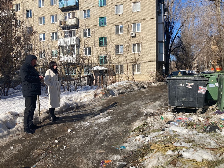 В Октябрьском районе проверили своевременность 
вывоза мусора