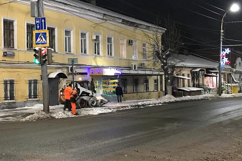 На городских улицах продолжают убирать 
снег и наледь