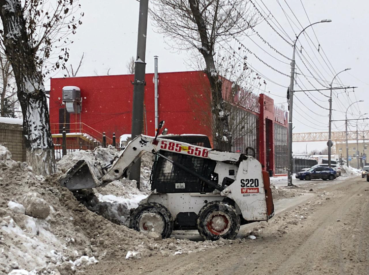 В Заводском районе продолжается уборка 
снега