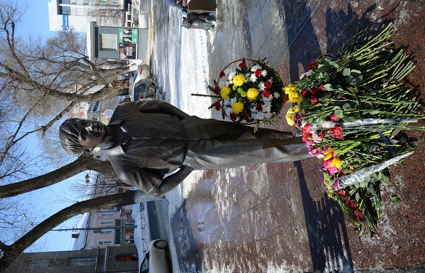 Саратовцы продолжают нести цветы к памятнику 
Олега Табакова