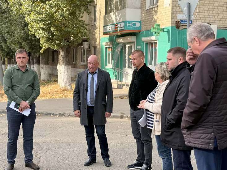  В Заводском районе проверили состояние дорожного полотна на улице Азина