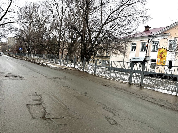 В Саратове по новому нацпроекту отремонтируют дорогу к школе, стадиону и травмпункту