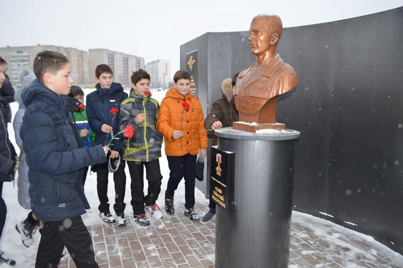 Жители Волжского района почтили память 
защитников Отечества