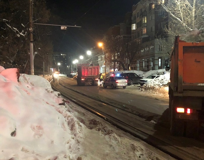 Во Фрунзенском районе продолжают очищать 
дороги и тротуары