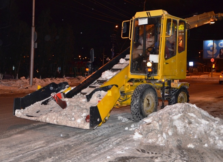 В Саратове продолжается уборка снега и 
наледи