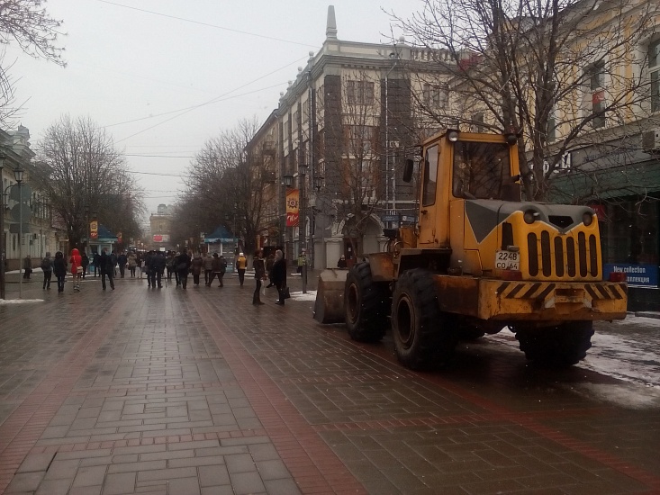 В центре города проходят работы по благоустройству 
и очистке территории