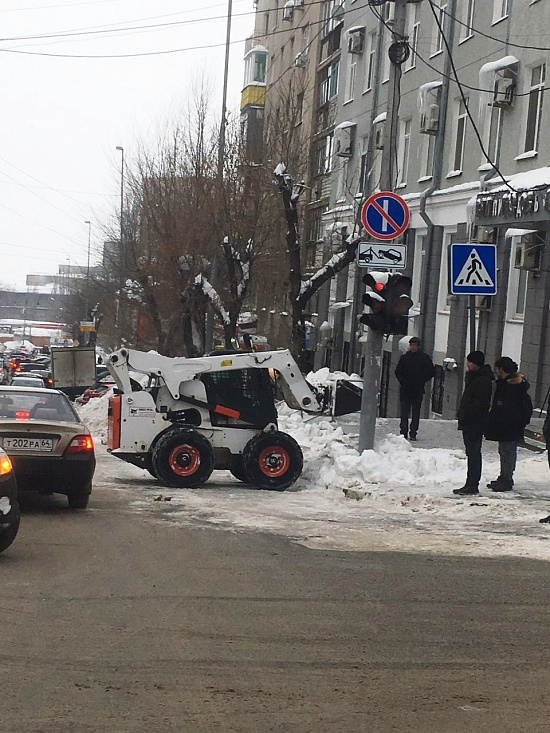 В Октябрьском районе продолжаются работы 
по очистке магистралей и улиц от снега