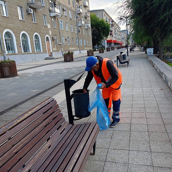 В Волжском районе продолжается уборка 
общественных пространств