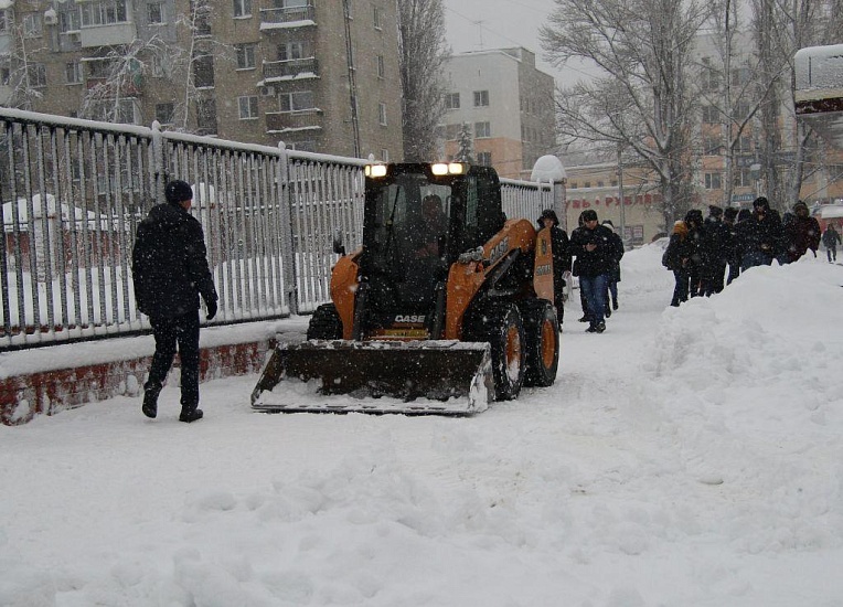 В Октябрьском районе круглосуточно ведутся 
работы по механическому подметанию и вывозу снега