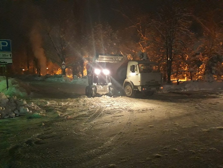 В Ленинском районе продолжаются работы 
по очистке улиц от снега