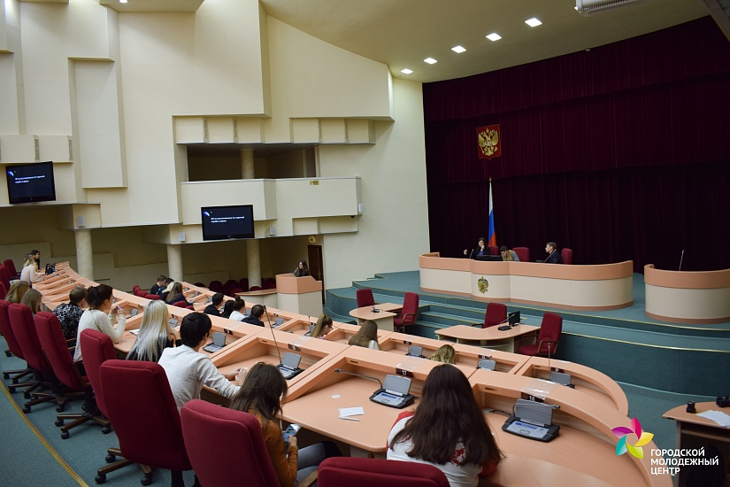 Участники конкурса «Лидер года» встретились 
на парламентских дебатах