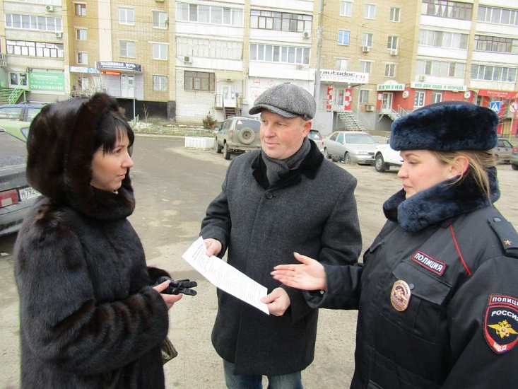 Сотрудники ГИБДД рассказали саратовцам 
о возможности получения государственных услуг в электронном виде