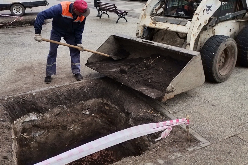 На центральных пешеходных улицах ведутся 
работы по подготовке посадочных мест для зеленых насаждений
