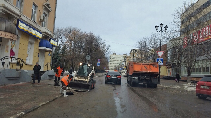 В Волжском районе ведутся работы по уборке 
территории