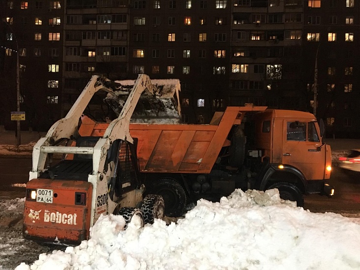 В городе продолжается ликвидация снега 
и наледи