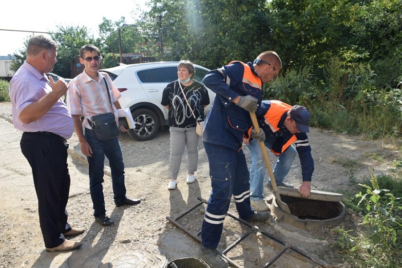 Сотрудники МУП «Водосток» тампонировали 
незаконные врезки в ливневом коллекторе