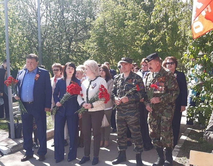 В сквере «Победа» Ленинского района возложили 
цветы к памятнику Героям фронта и тыла