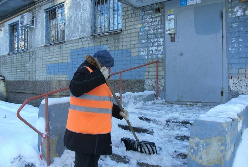 Очистка дворовых территорий от снега и 
наледи продолжается