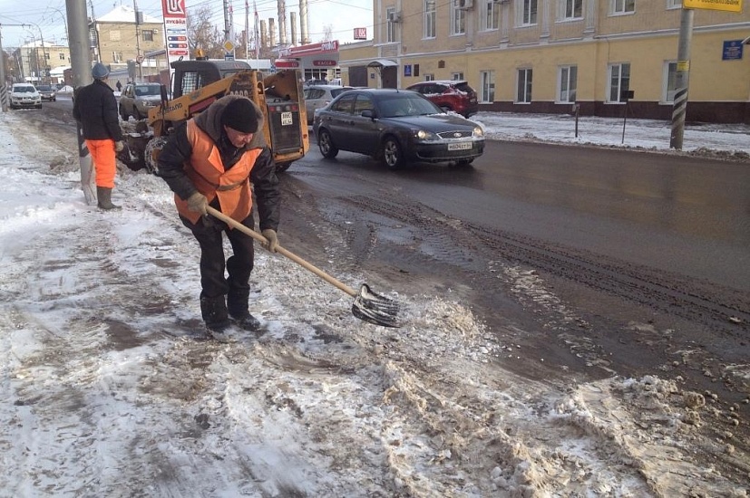 В Саратове продолжаются ночные работы 
по уборке