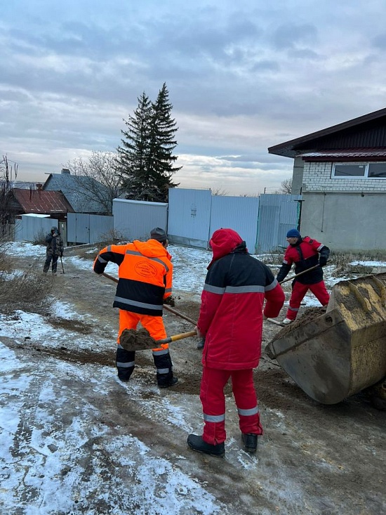 Продолжаются работы по устранению наледи 
на территории Октябрьского района