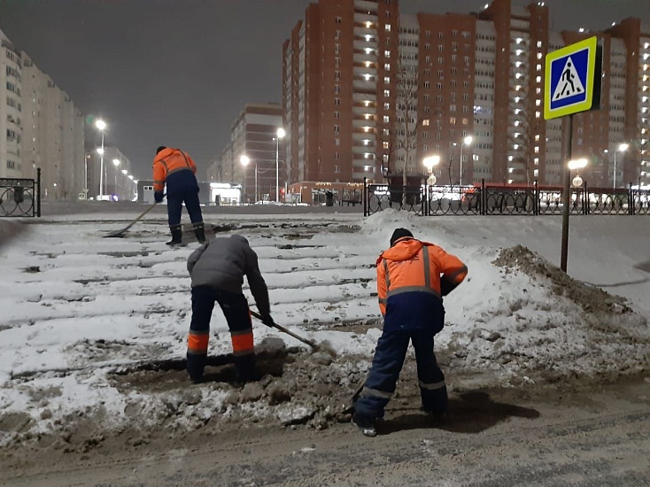 Ночью в работах по уборке снега и наледи 
было задействовано 239 единиц специализированной техники