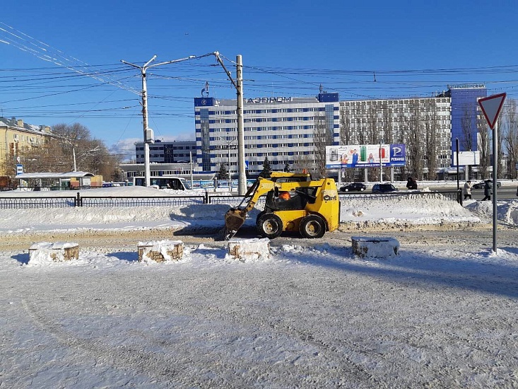 В Ленинском районе активное участие в работах 
по очистке территорий от снега принимают предприятия различных форм собственности