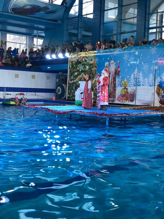 Для жителей Саратова прошло шоу «Елка на 
воде»