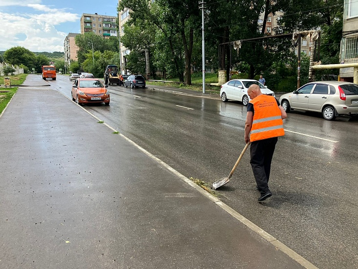 На территории Кировского района продолжаются 
мероприятия по очистке улично-дорожной сети