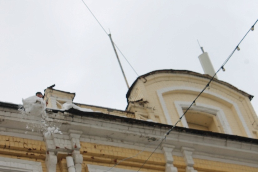 В центре Саратова продолжаются работы 
по очистке кровель